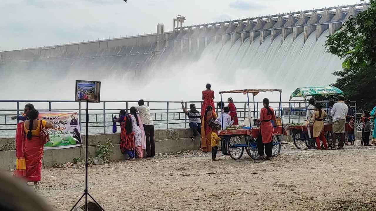 నాగార్జునసాగర్‌ 16 గేట్ల ద్వారా నీటి విడుదల