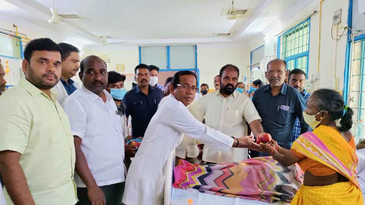 మహనీయుల త్యాగంతోనే స్వాతంత్య్రం