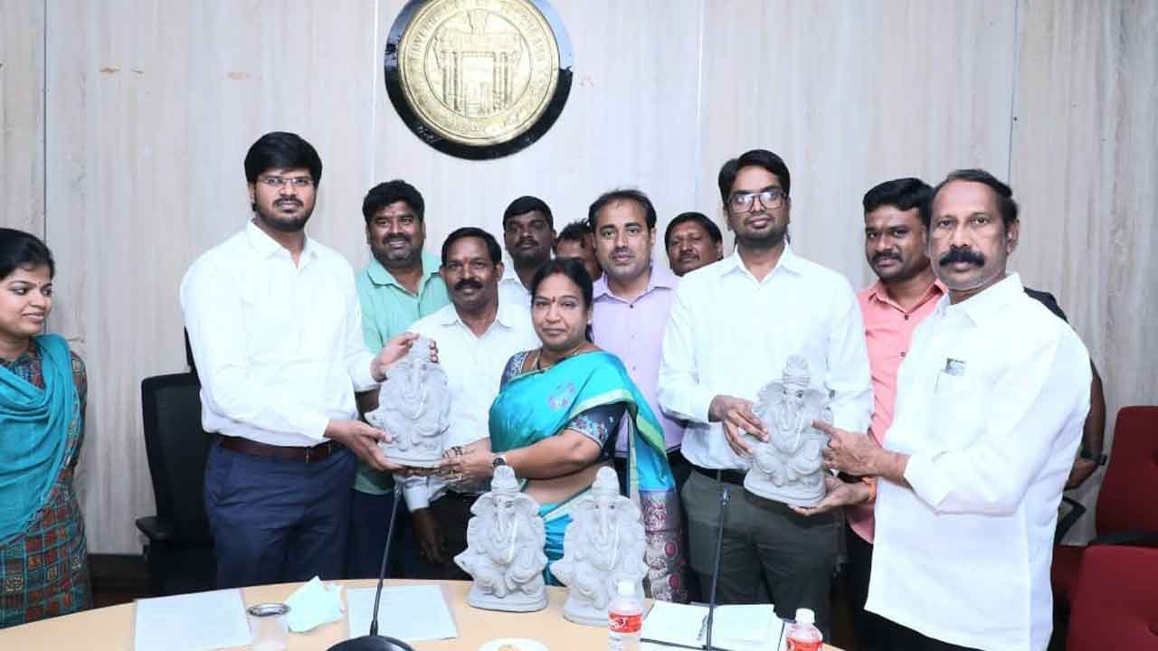 మట్టి విగ్రహాలనే ప్రతిష్ఠించాలి