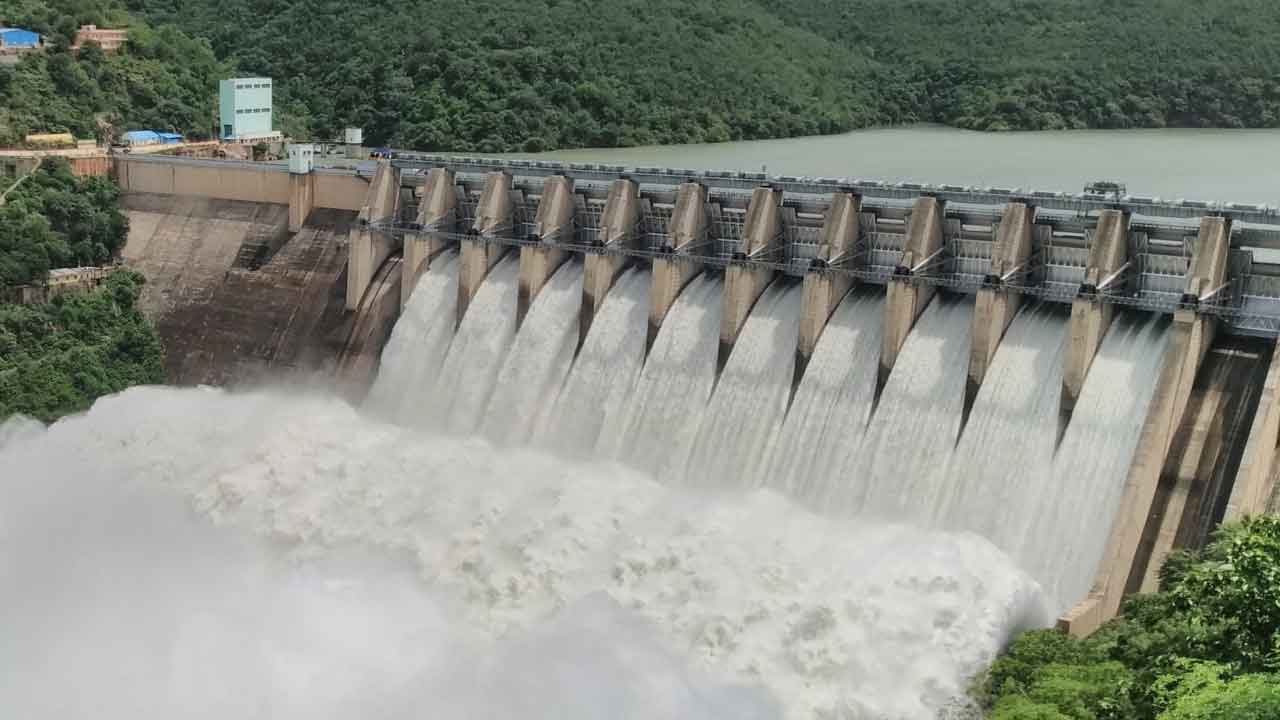 శ్రీశైలం జలాశయానికి కొనసాగుతున్న వరద ప్రవాహం