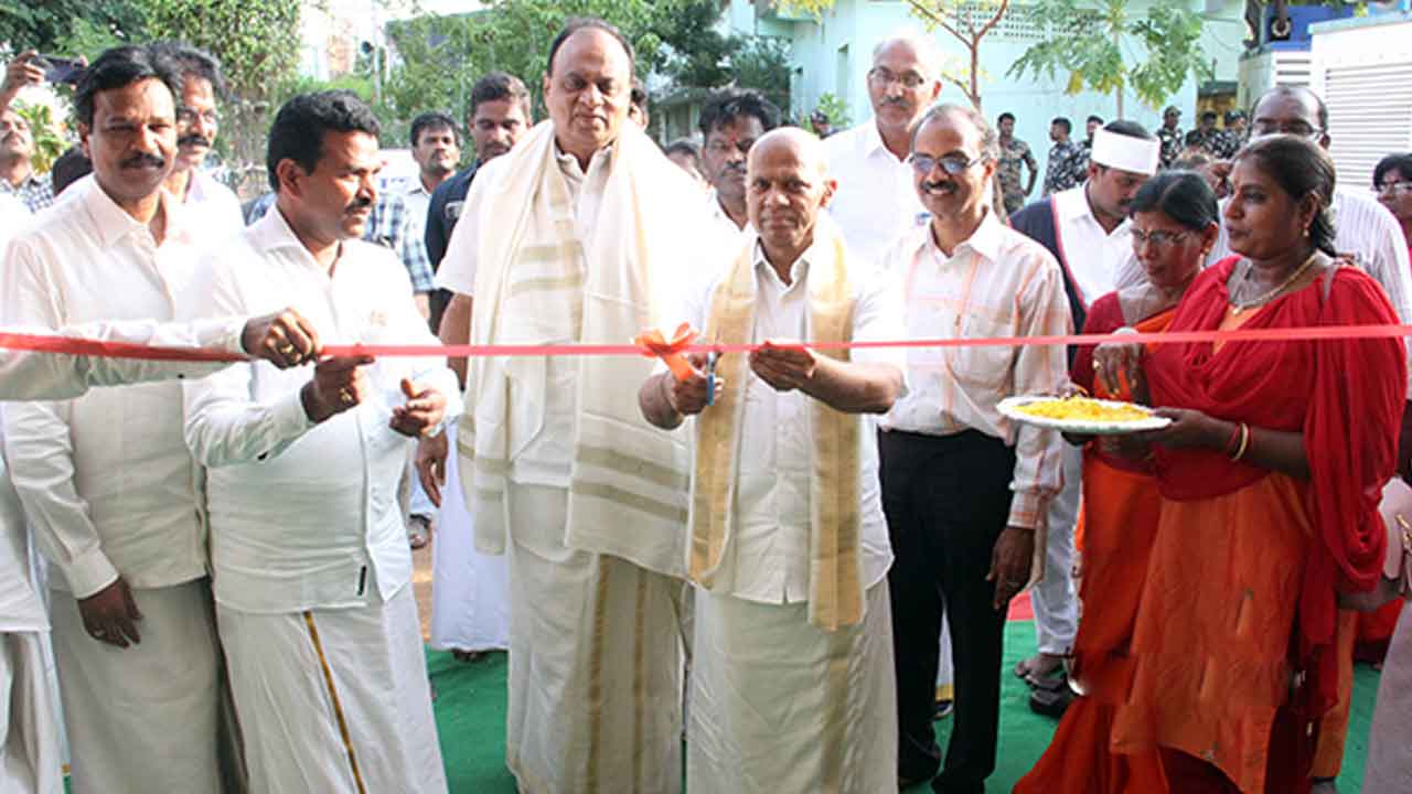 టీటీడీ ఫొటో ఎగ్జిబిషన్ ను ప్రారంభించిన ఈవో