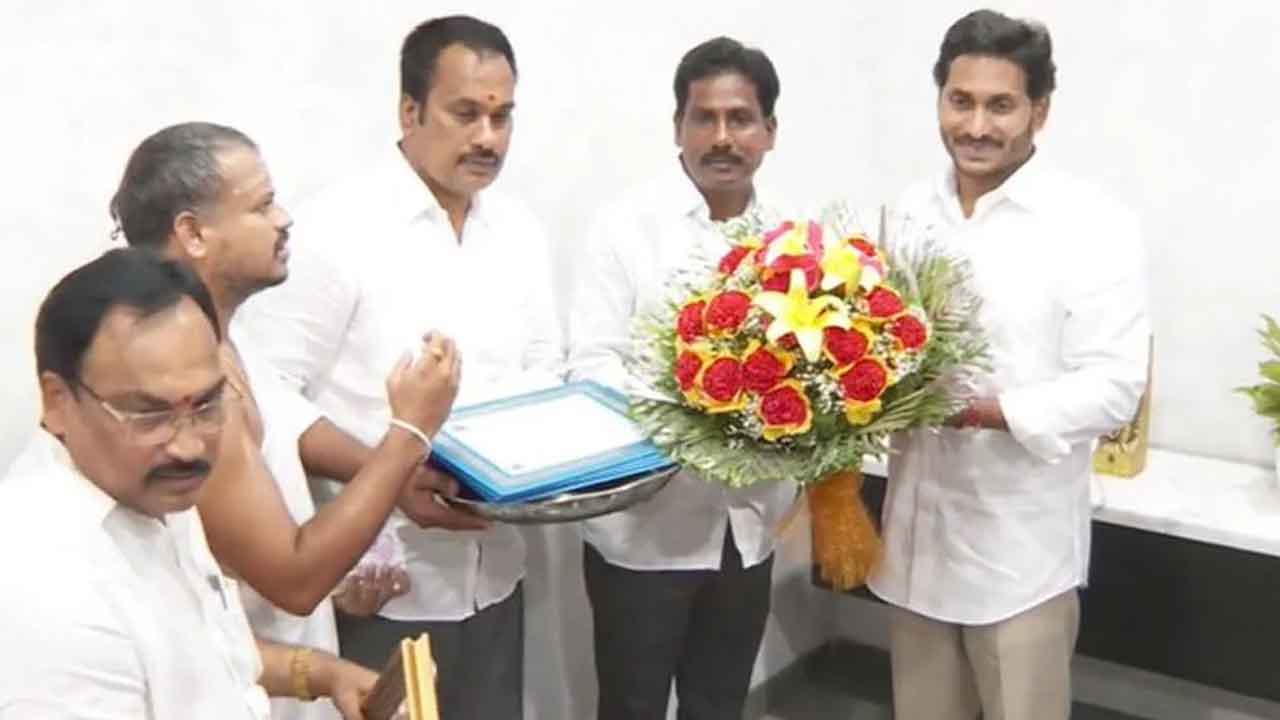 కాణిపాకం బ్రహ్మోత్సవాలకు రావాలని ఏపీ సీఎంకు ఆహ్వానం