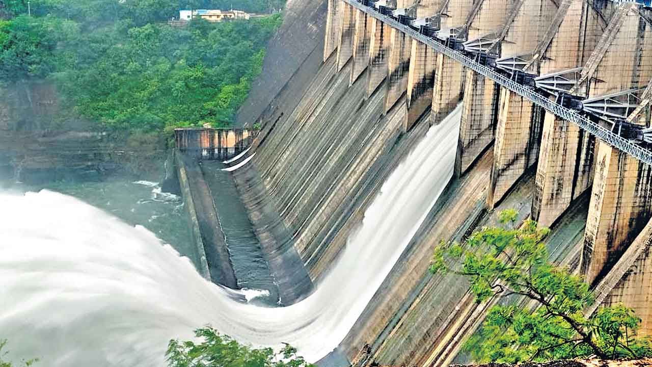 శ్రీశైలానికి 1.40 లక్షల క్యూసెక్కులు