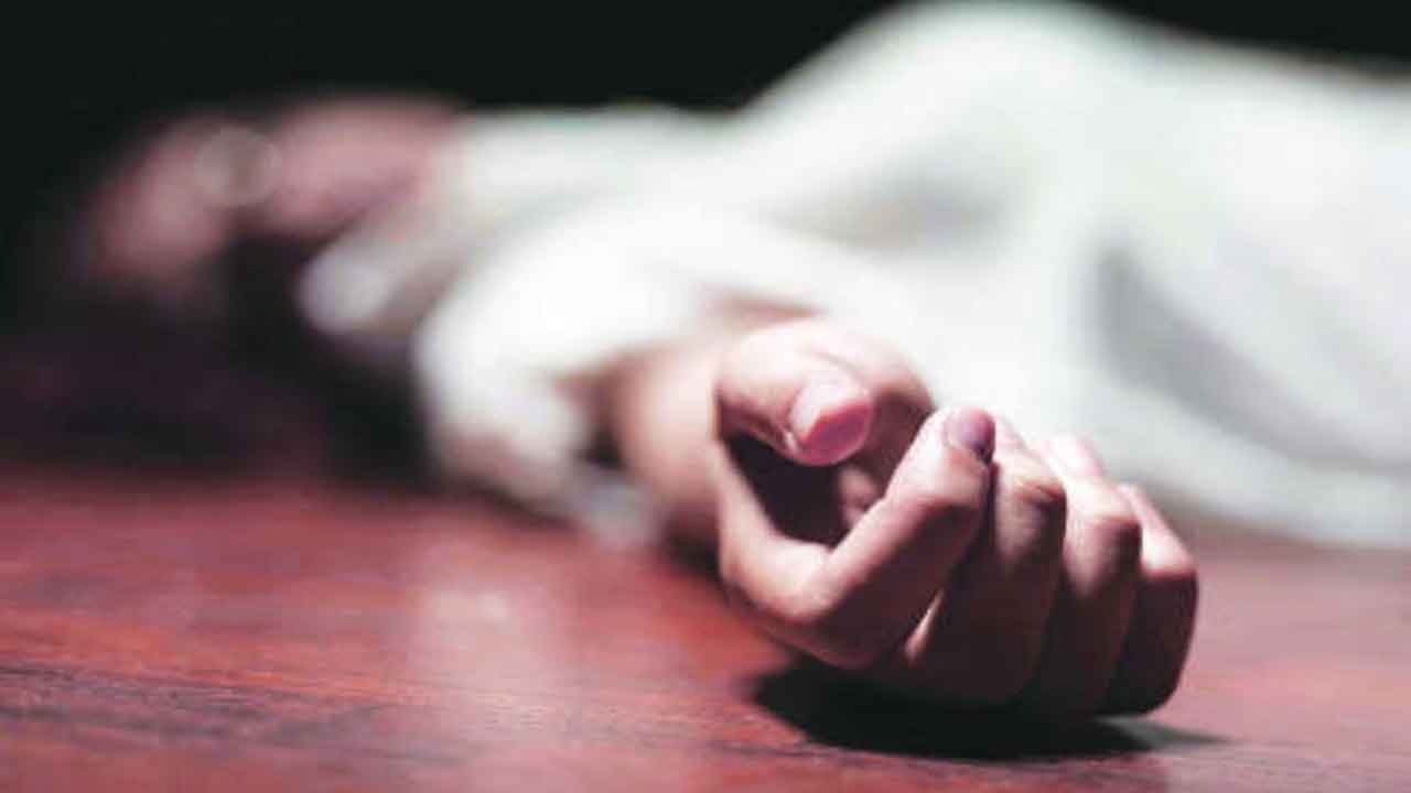 అప్పుల బాధతో కుటుంబం ఆత్మహత్యా యత్నం