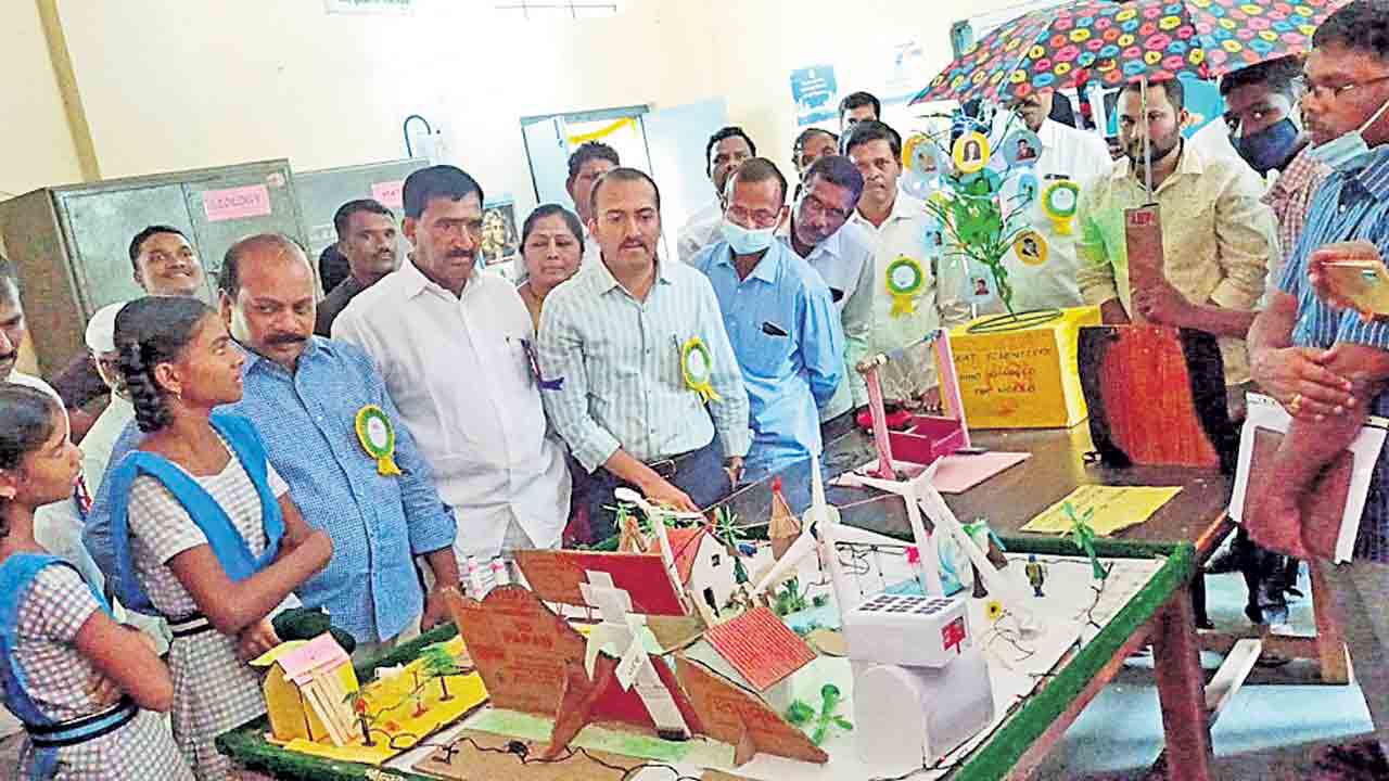 ప్రభుత్వ బడులతో బంగారు భవిష్యత్‌