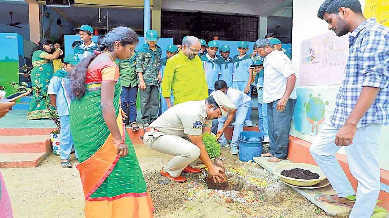 ప్రతిఒక్కరూ మొక్కలు నాటాలి