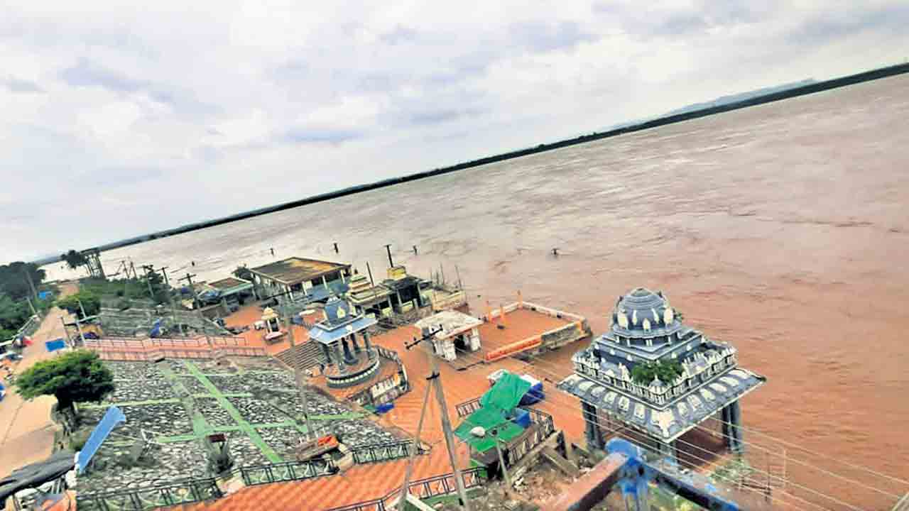 ఉగ్ర గోదారి.. ఉరకలెత్తే కృష్ణమ్మ