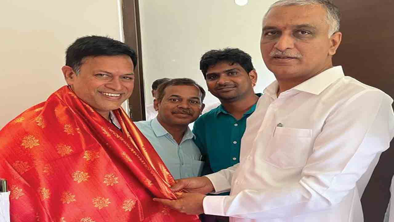 వేములవాడ దవాఖాన వైద్యులకు మంత్రి హరీశ్‌ రావు అభినందన