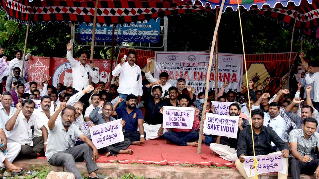 కేద్రంపై కరంటోళ్ల కన్నెర్ర