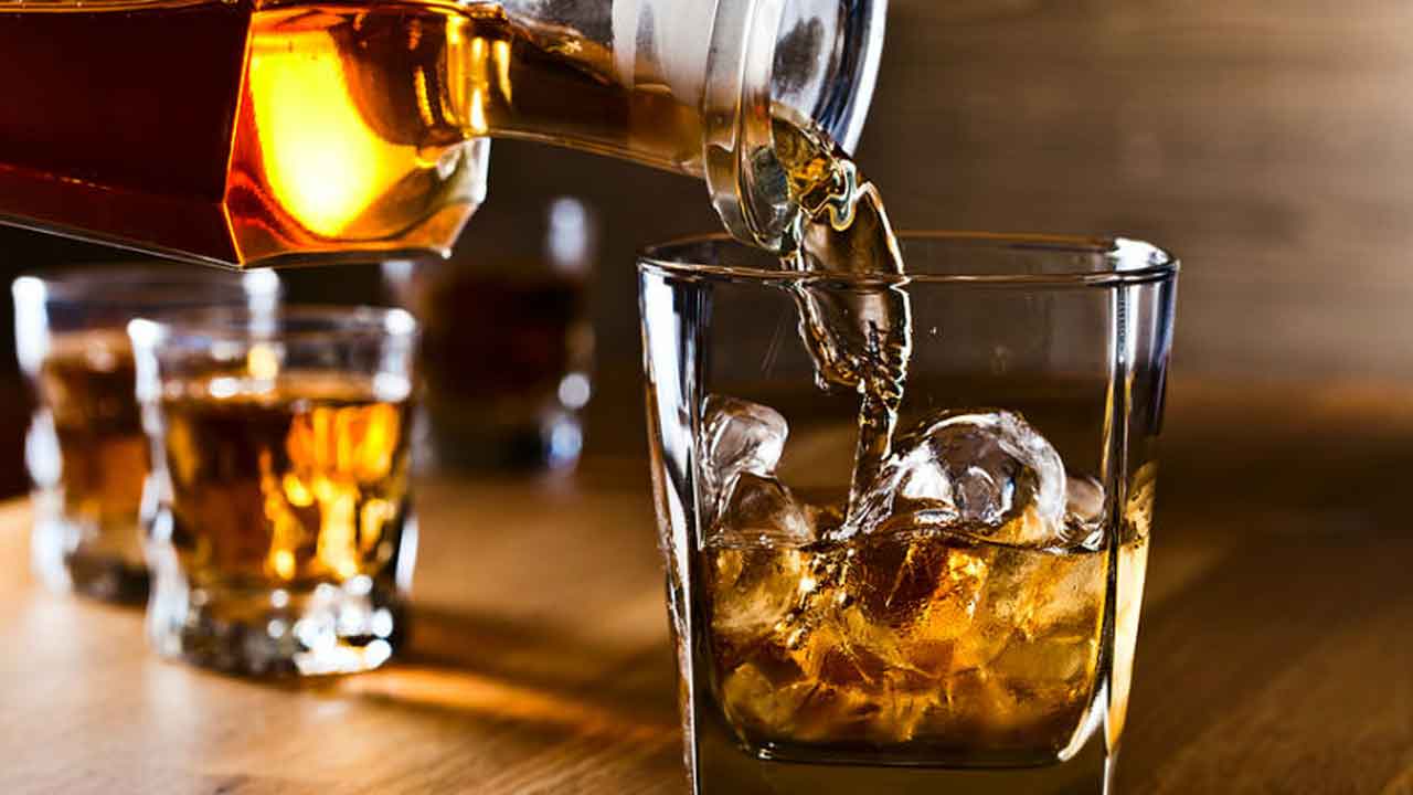 మద్యం తాగి ముగ్గురు వలస కూలీలు మృతి