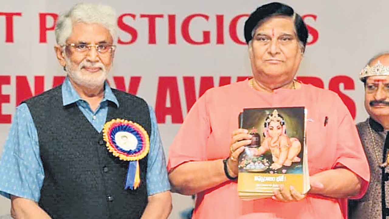 విఘ్నరాజం భజే గ్రంథాన్ని ఆవిష్కరించిన రమణాచారి