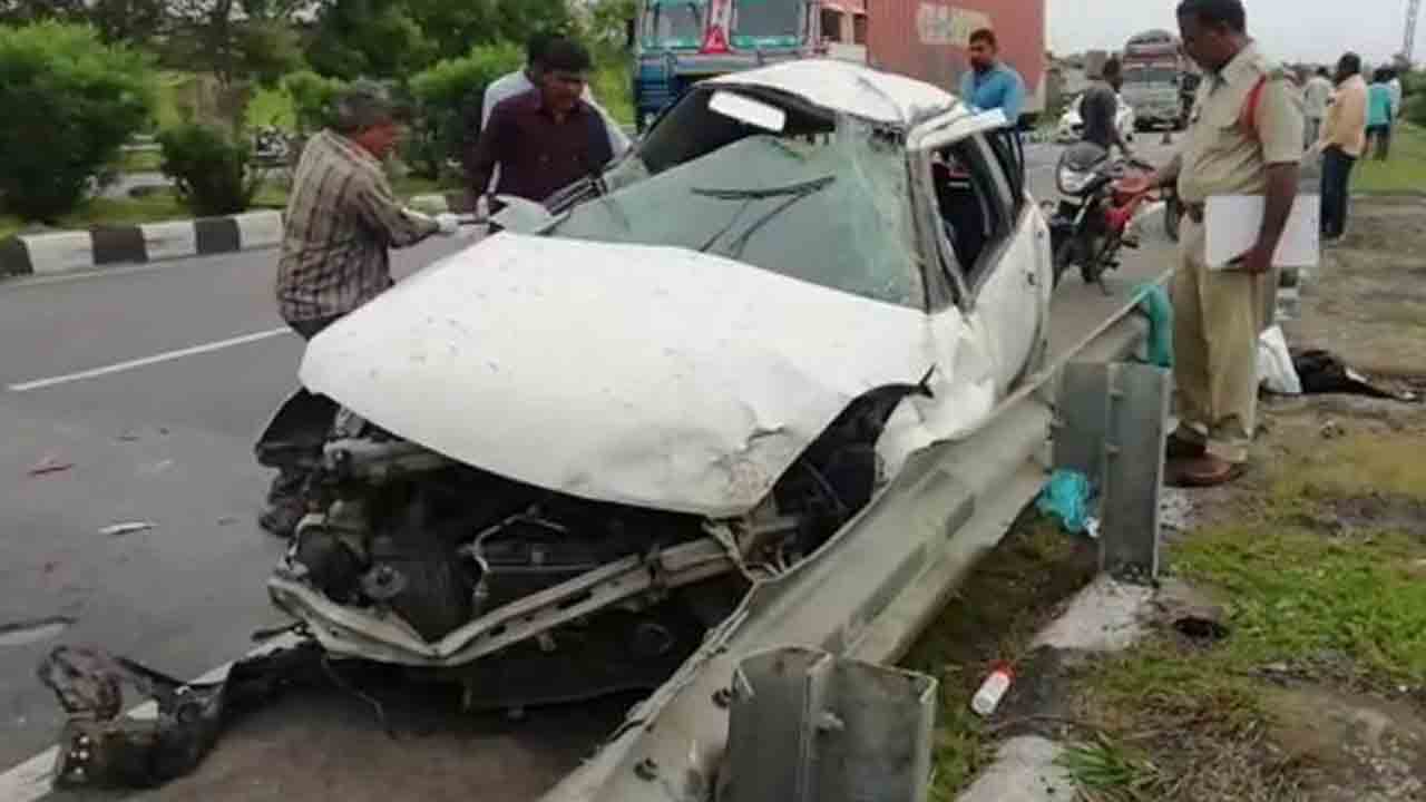 డివైడర్‌ను ఢీకొట్టి కారు బోల్తా