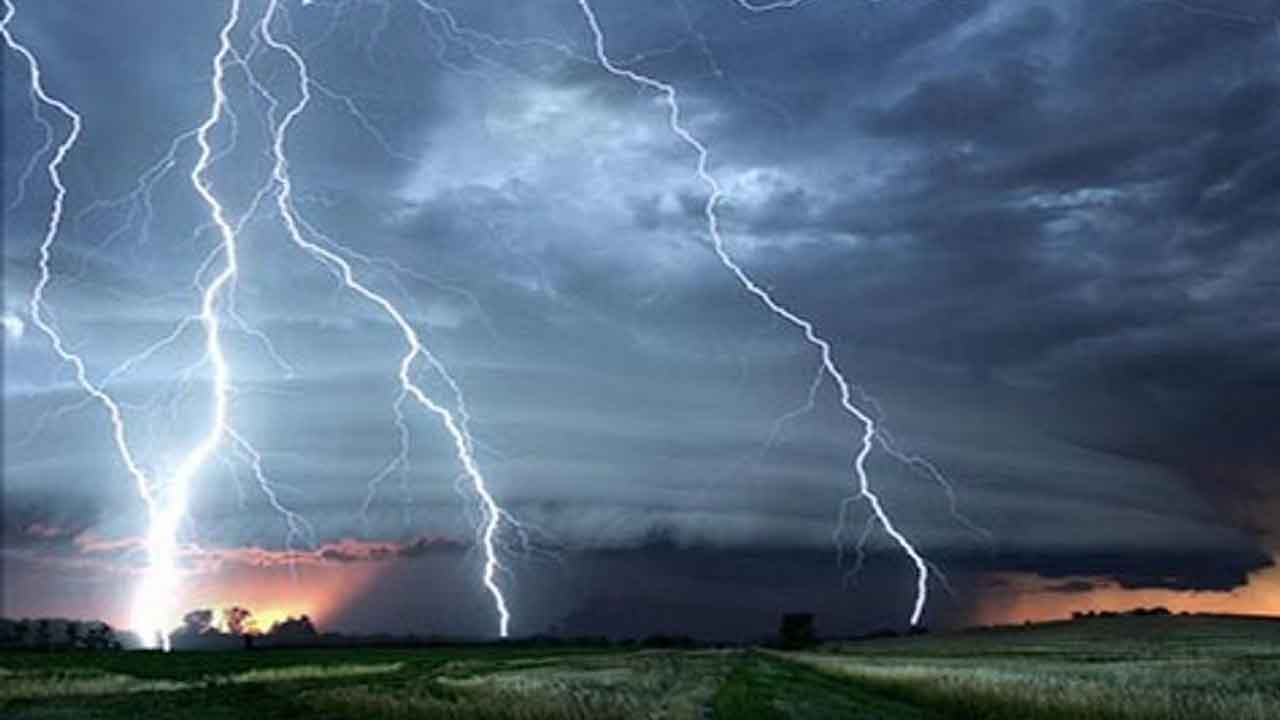 ఏలూరు జిల్లాలో విషాదం.. పిడుగుపాటుకు నలుగురు యువకులు మృతి