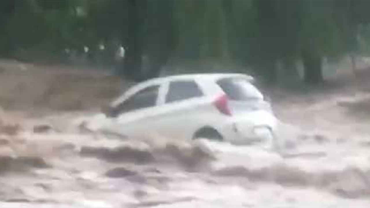 అన్నమయ్య జిల్లాలో విషాదం .. వాగులో కొట్టుకుపోయిన కారు