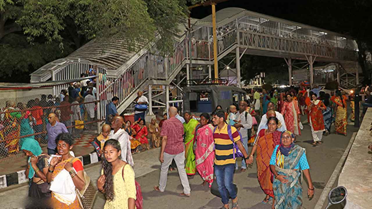 తిరుమలలో పోటెత్తిన భక్తులు .. సర్వదర్శనానికి 36 గంటల సమయం