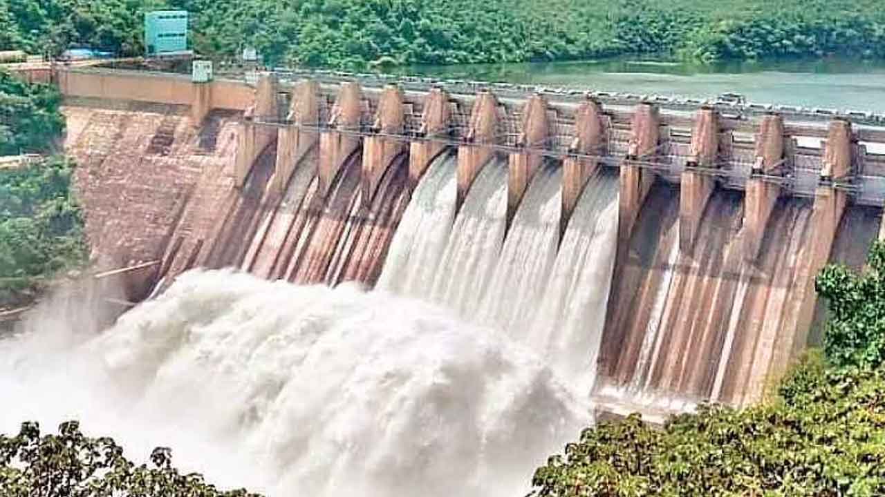 శ్రీశైలం జలాశయం నాలుగు గేట్ల నుంచి నీటి విడుదల