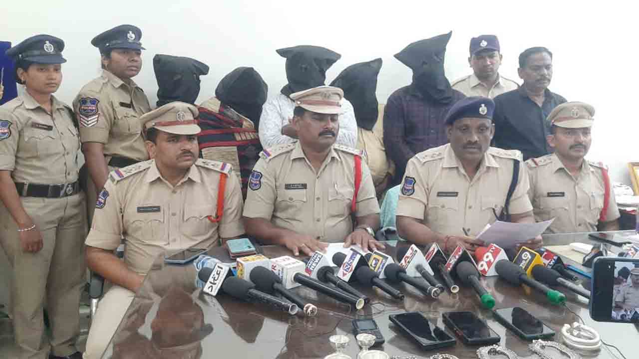 మాట కలిపి.. దోచుకెళ్లి..