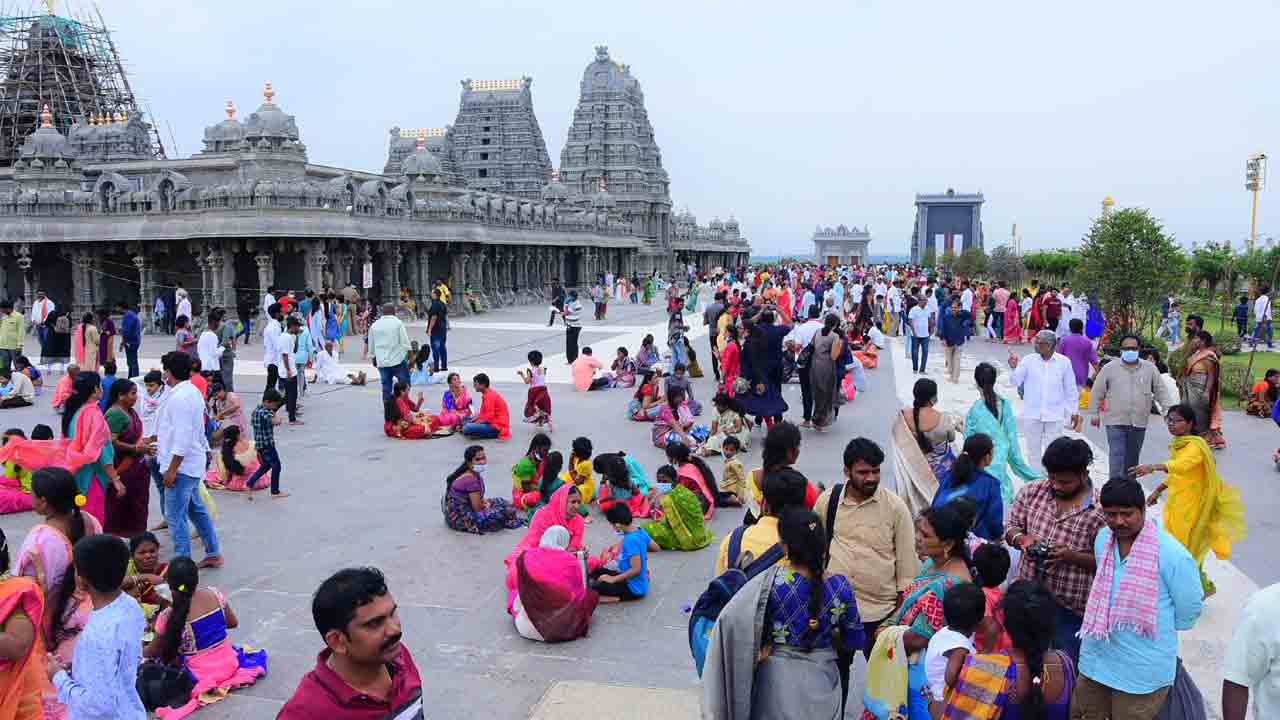 యాదగిరిగుట్టలో భక్తుల కోలాహలం