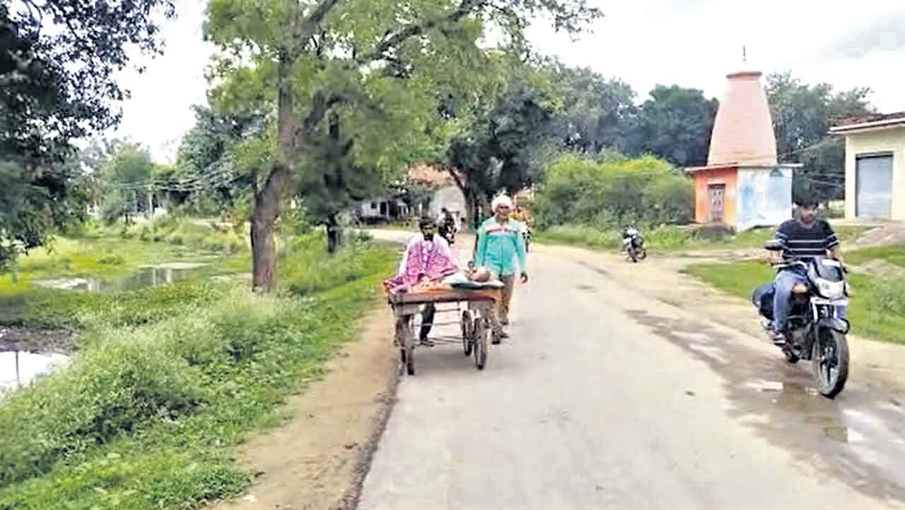 తోపుడు బండిపై దవాఖానకు..