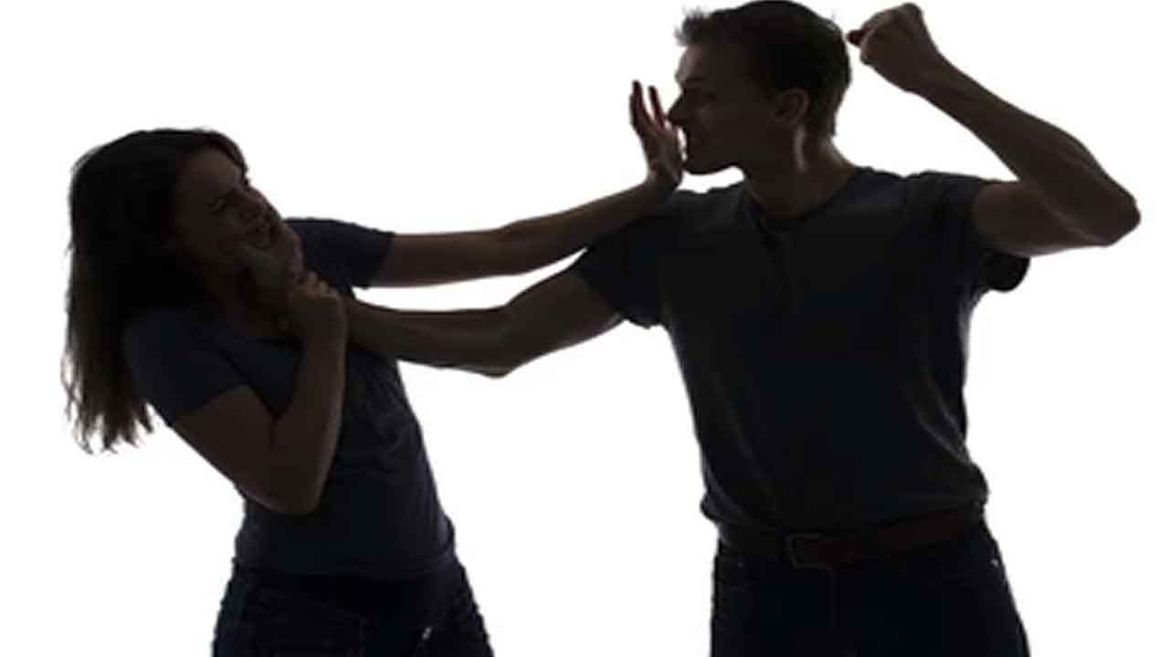 కోరిక తీర్చలేదని మహిళపై కోపం.. ఏం చేశాడంటే..?