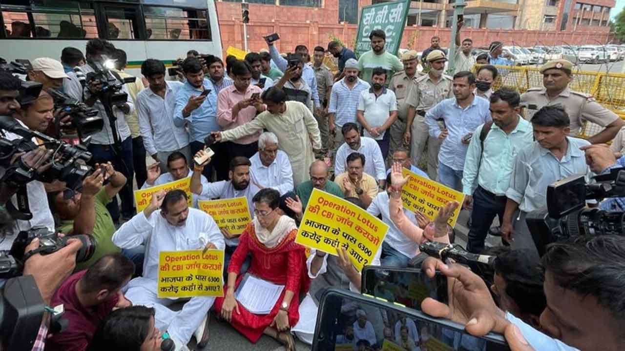 బీజేపీ ‘ఆపరేషన్‌ లోటస్‌’పై సీబీఐ కార్యాలయం ఎదుట ఆప్‌ ఆందోళన