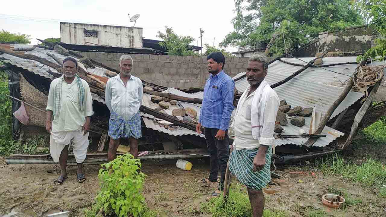 మోస్తరు వర్షం.. పనులకు ఆటంకం