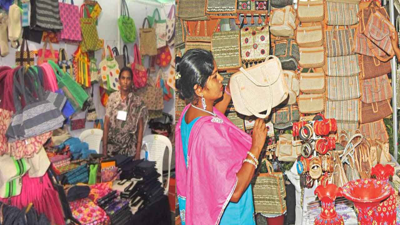 అమెజాన్‌ ద్వారా త్వరలో ఏపీ డ్వాక్రా ఉత్పత్తుల అమ్మకం