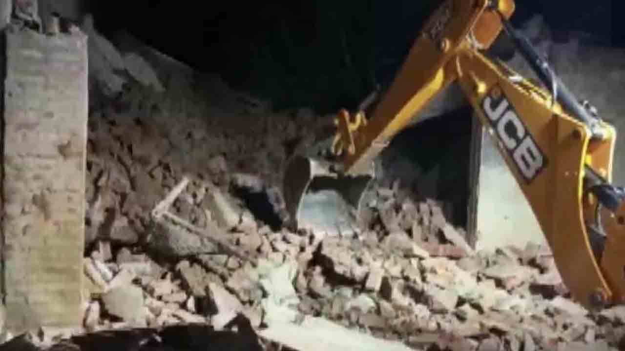 ఇంట్లోకి దూసుకెళ్లిన ట్రక్కు.. నలుగురు మృత్యువాత