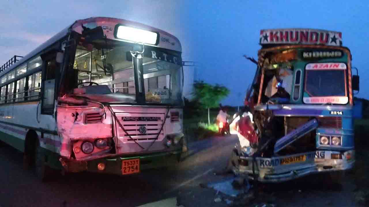 జోగులాంబ జిల్లాలో బస్సు-లారీ ఢీ