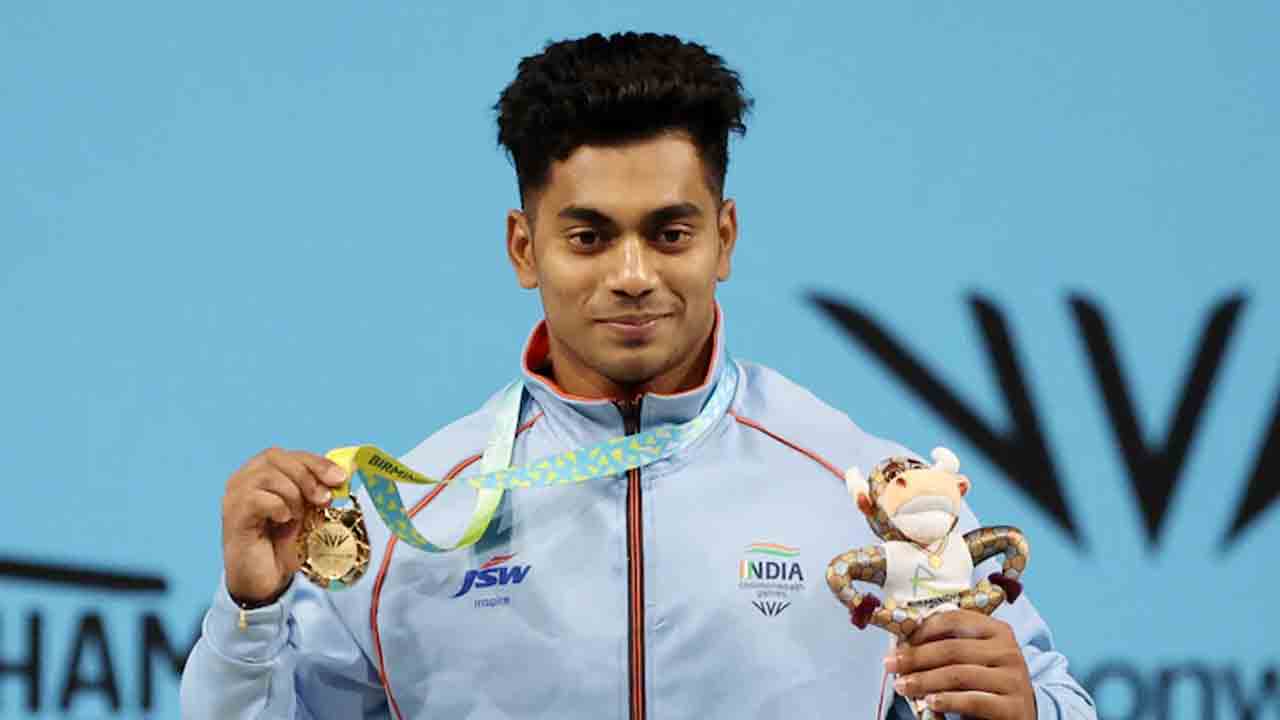 CWG లో భారత్‌కు మరో స్వర్ణం.. 73 కేజీల విభాగంలో వెయిట్‌ లిఫ్టర్‌ అచింతకు గోల్డ్‌ మెడల్‌