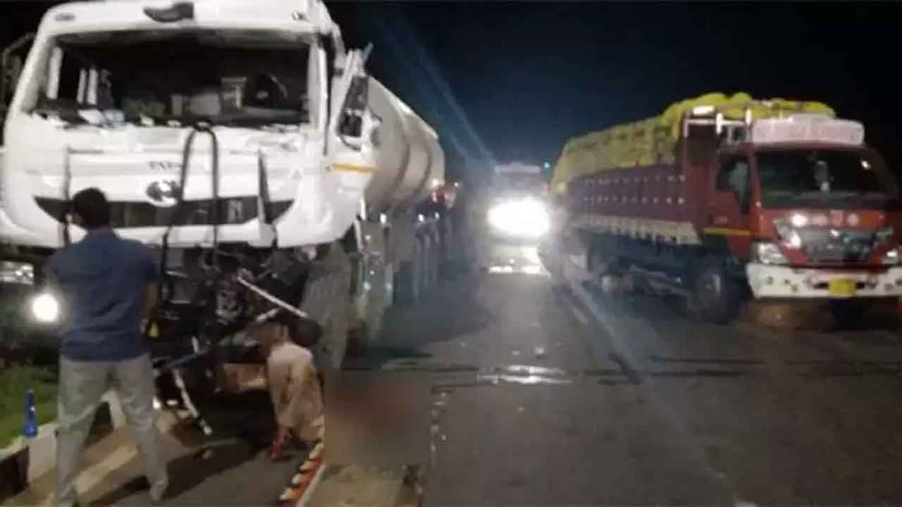 దూసుకొచ్చిన యాసిడ్‌ ట్యాంకర్‌, హోంగార్డు సహా ఇద్దరు మృతి