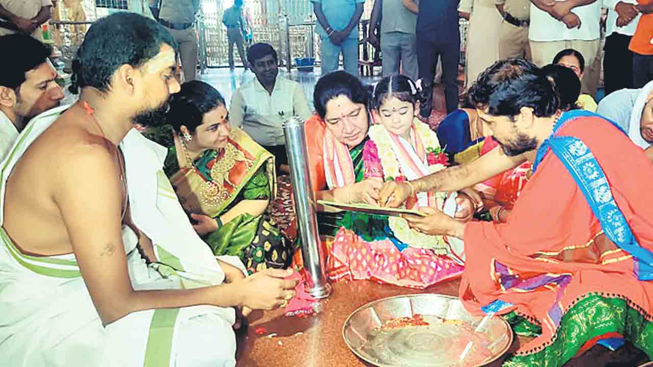 బీజేపీ మత రాజకీయాలు చేస్తోంది