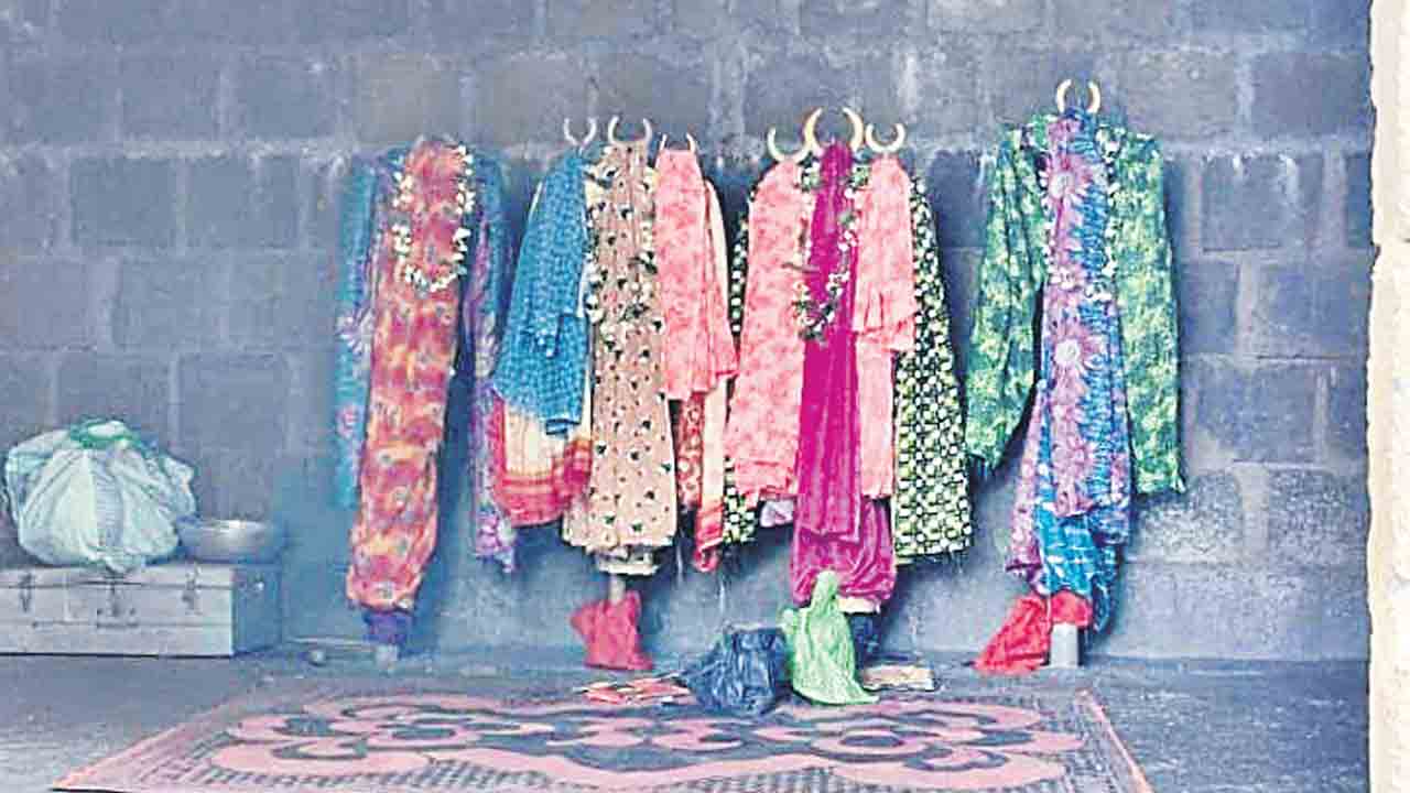 పల్లెపల్లెనా పీరీల సందడి