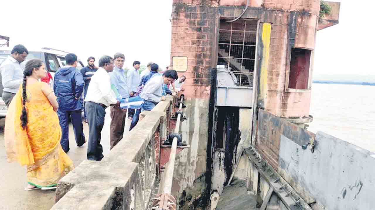 కడెం ప్రాజెక్టు మరమ్మతు పనుల పరిశీలన