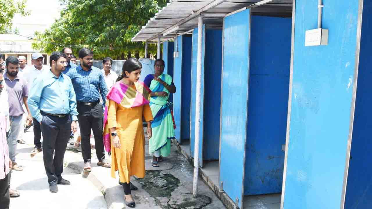 అధికారులు ఇంటింటికీ వెళ్లాలి