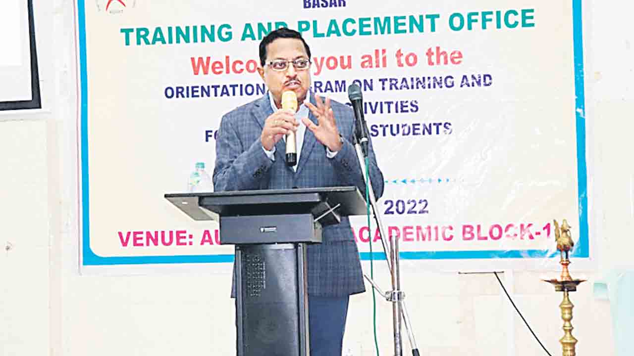 కమ్యూనికేషన్‌ స్కిల్స్‌ పెంచుకోవాలి..