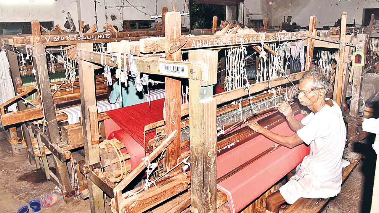 చేనేతకు ధీమా.. నేతన్న బీమా