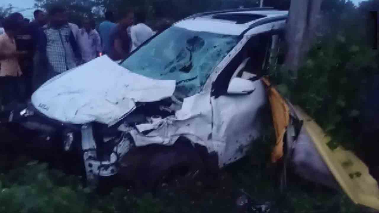 ఆనంద్‌లో ఆటో, బైకు ఢీకొట్టిన కారు.. ఆరుగురు దుర్మరణం