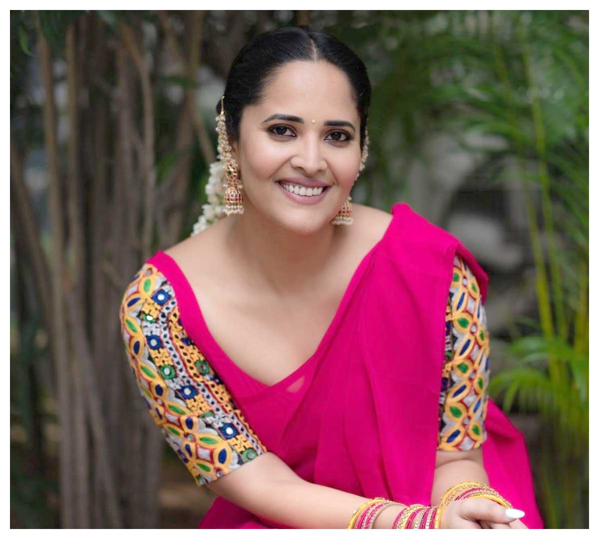 Anasuya Bharadwaj | చిరున‌వ్వుతో మ‌దిని దోచేస్తున్న‌ అనసూయ భరద్వాజ్..