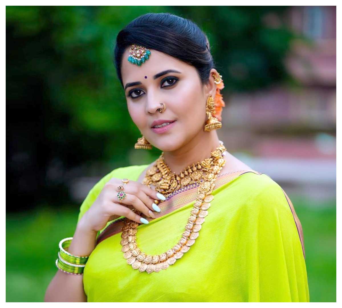 Anasuya Bharadwaj | చిలుకపచ్చ చీరలో మెస్మరైజ్ చేస్తున్న అనసూయ భరద్వాజ్