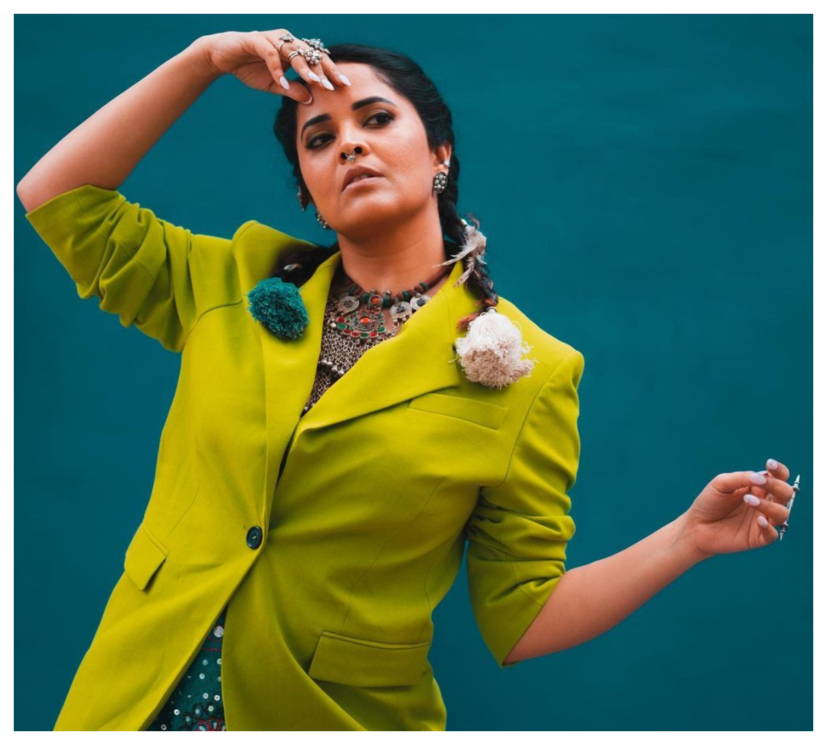 Anasuya Bharadwaj | చిలుక ప‌చ్చ డ్రెస్‌లో అనసూయ భరద్వాజ్ చిలిపి పోజులు..