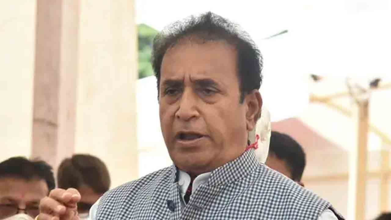 అస్వ‌స్థ‌కు గురై జైల్లో కుప్ప‌కూలిన మ‌హారాష్ట్ర మాజీ హోంమంత్రి