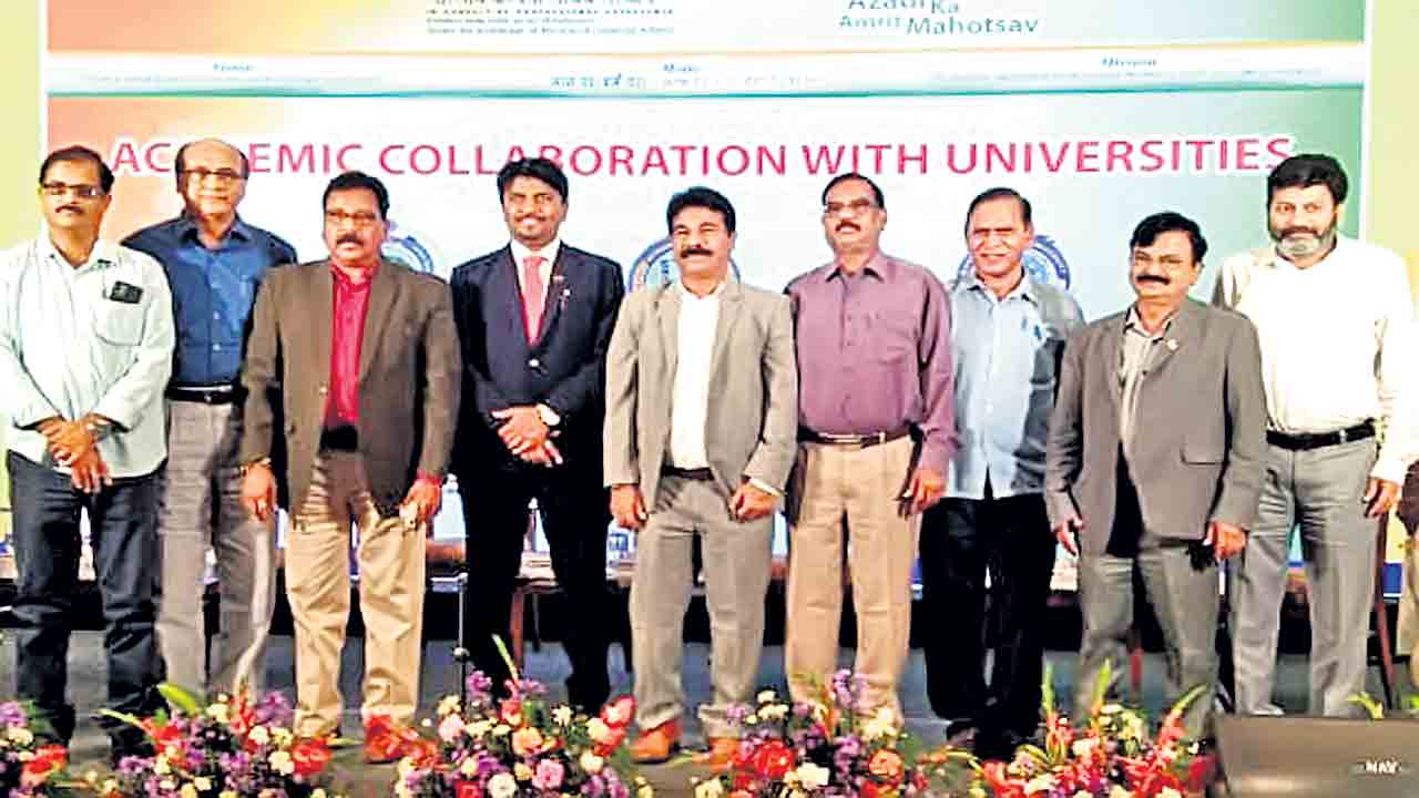 సత్యం, ధర్మాన్ని ఆచరించాలి