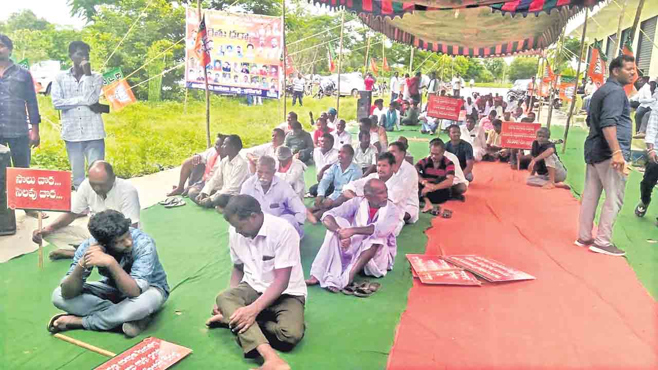 రైతులు లేక అర్వింద్‌ ధర్నా వెలవెల