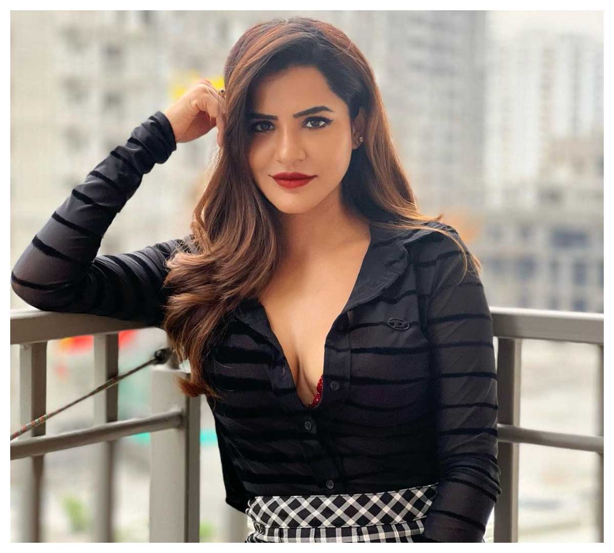 Ashu Reddy | చూపులతో మ్యాజిక్ చేస్తున్న ఆషూ రెడ్డి..