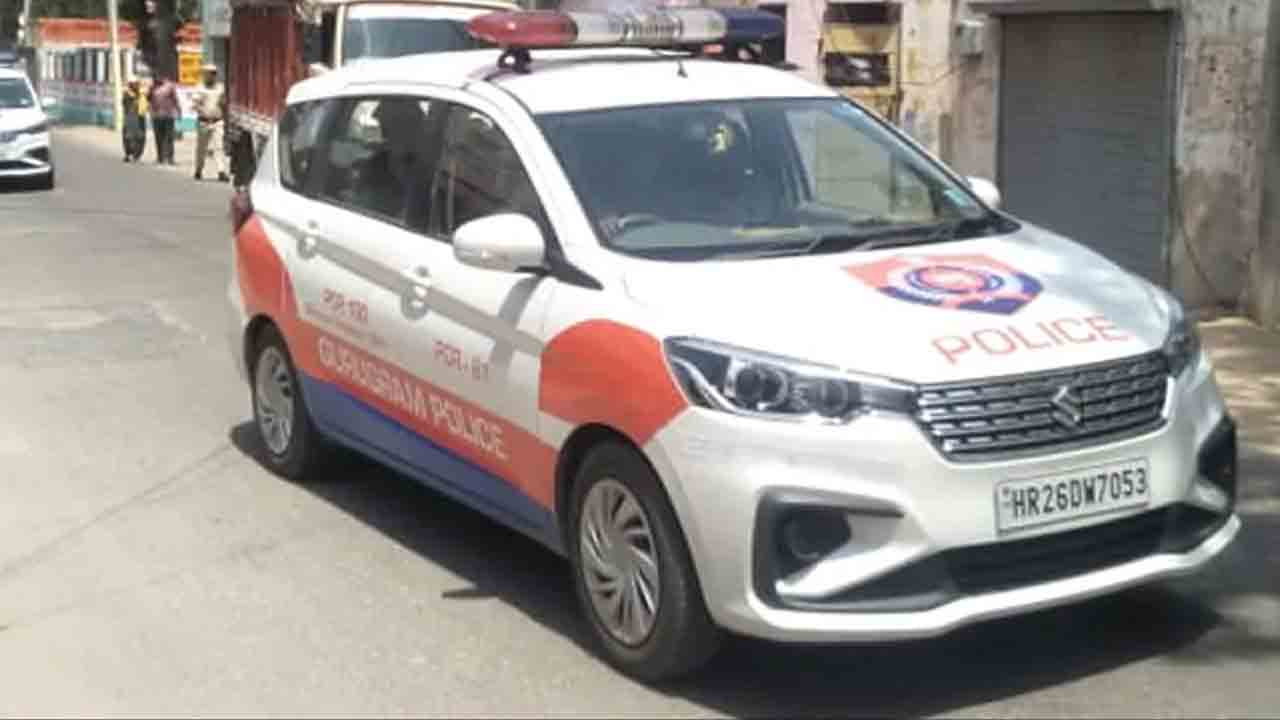 పోలీసులను కొట్టి, యూనిఫామ్స్ చింపి.. నిందితుడి కుటుంబం దౌర్జ‌న్యం