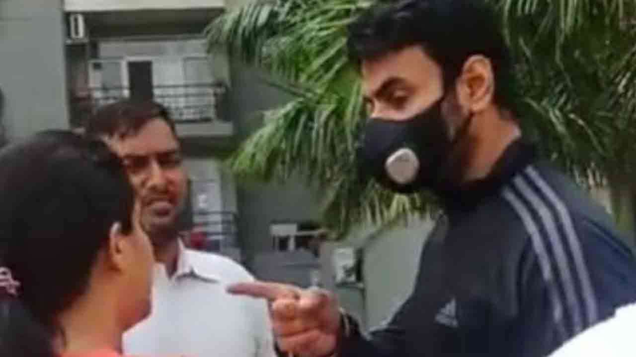 నోయిడా మహిళపై బీజేపీ నేత దాడి