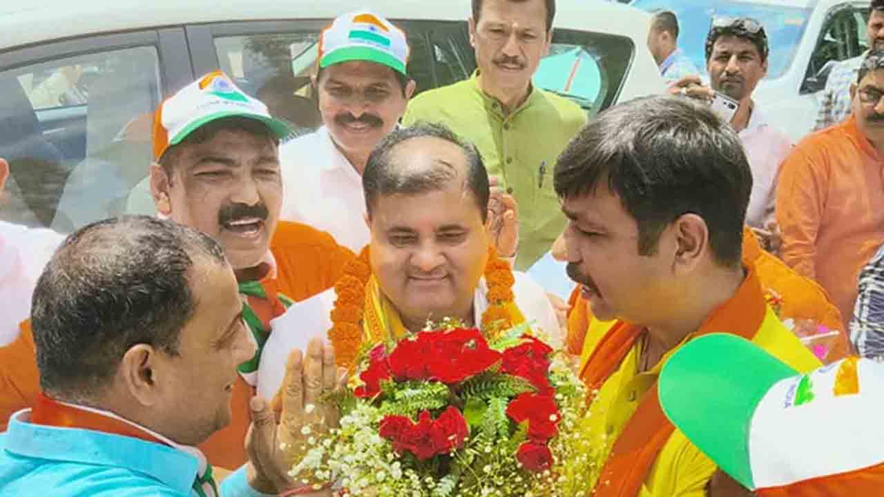 జాతీయ జెండా లేని ఇళ్లను ఫొటో తీయండి… బీజేపీ నేత డిమాండ్‌