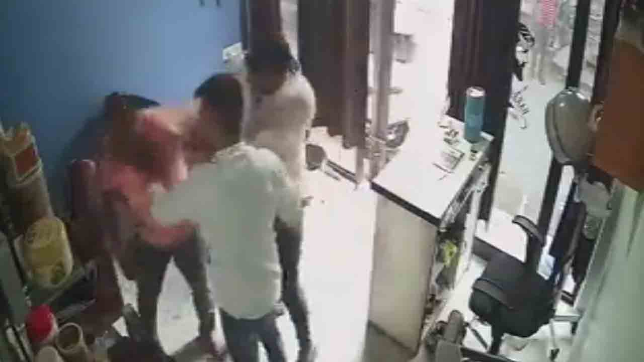 Watch: మధ్యప్రదేశ్‌లో రెచ్చిపోయిన మరో బీజేపీ నేత… మాజీ జవాన్‌పై దాడి