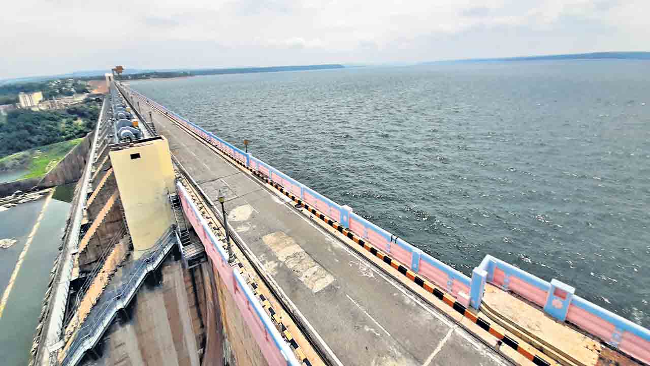 1.52 లక్షల క్యూసెక్కుల ప్రవాహం